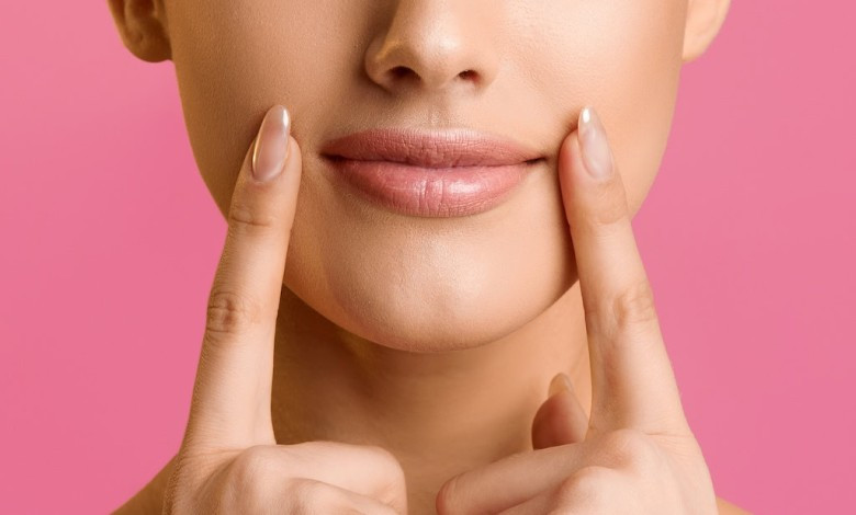 برای رفع خط خنده در خانه چه کار کنیم؟ از روتین پوستی تا محصولات موثر